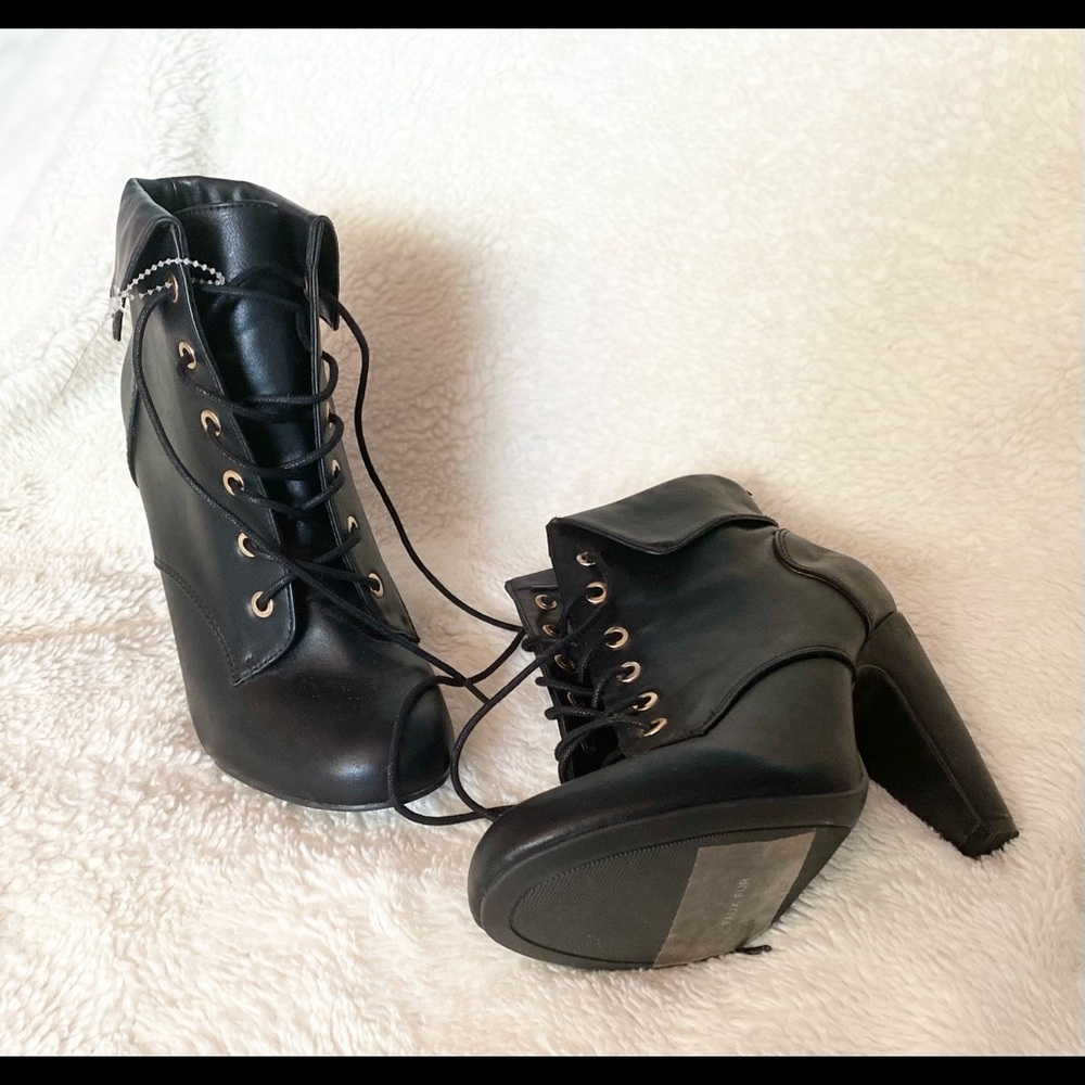 Brand new size 10. Super cute short boot heels.